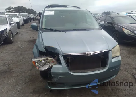 2010 Chrysler Town & Country Touring z USA, uszkodzony, nr VIN 2A4RR5D14AR228906